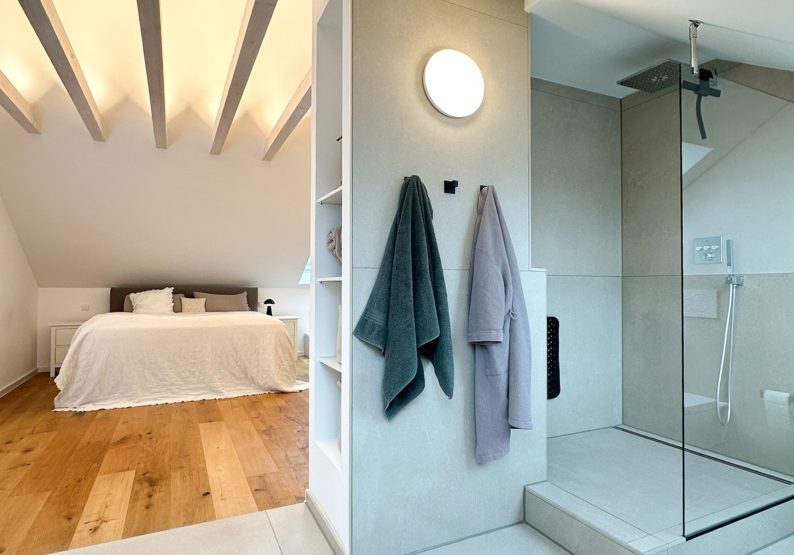 Bad mit Hauptschlafzimmer