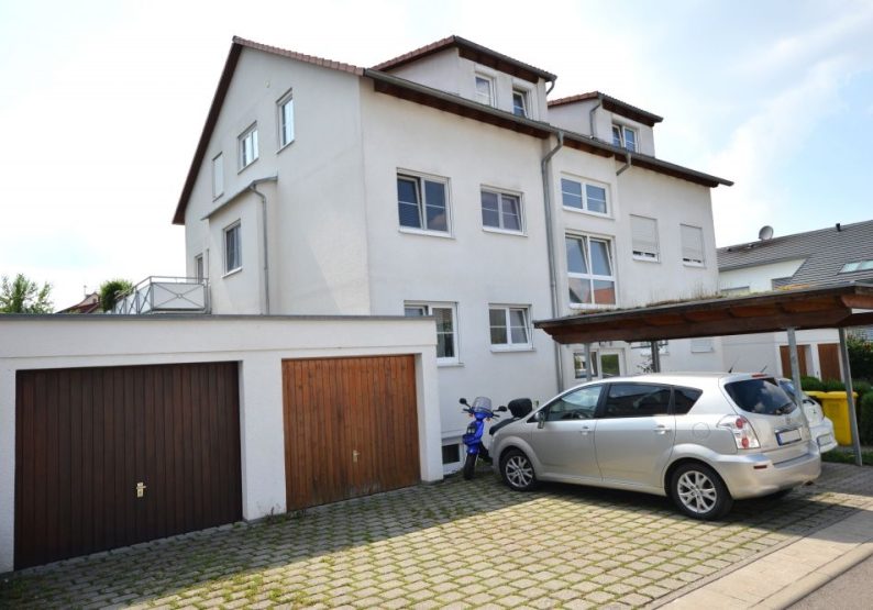 Hausansicht-seitlich+Garage (links)