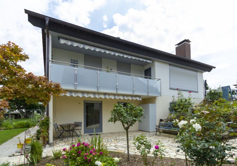 Hausansicht mit Terrasse
